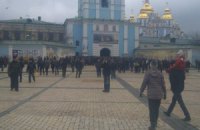 К забаррикадированному Михайловскому храму собираются активисты и нардепы