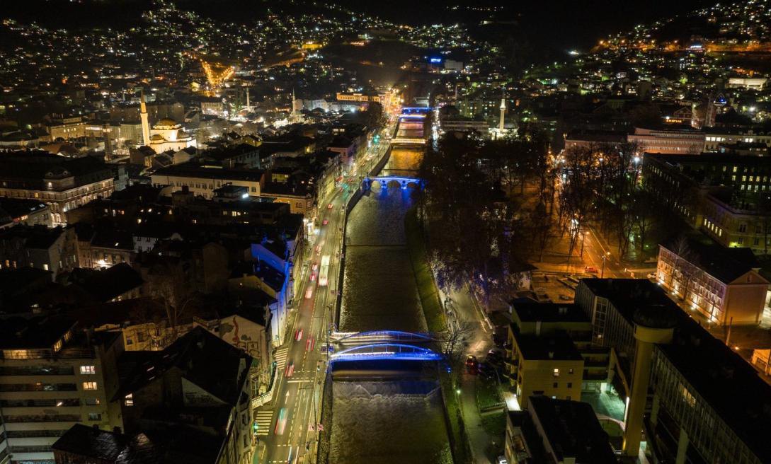 Мости у Сараєві освітлені синім кольором на честь отримання статусу кандидата ЄС.