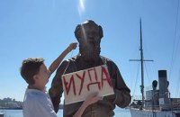 Во Владивостоке сталинист осквернил памятник Солженицыну