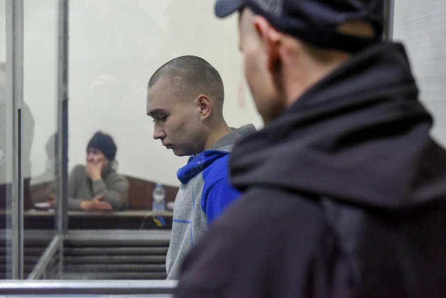 Засуджений до довічного ув'язнення сержант армії РФ Вадим Шишимарін, якого визнано винним у вбивстві мирного мешканця Сумщини.