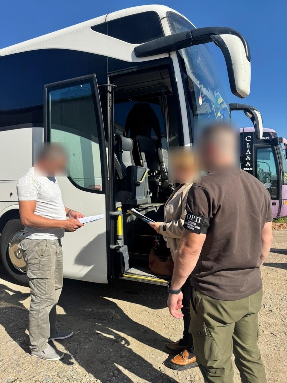 Людей через кордон перевозили у сховках автобусів