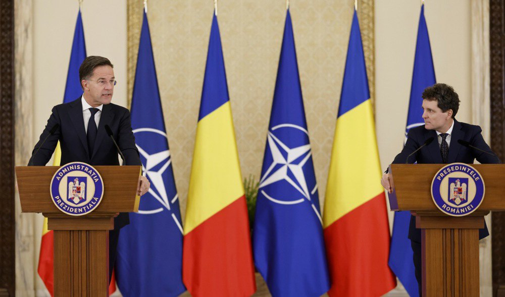 Генсек НАТО Марк Рютте та президент Румунії Нікушор Дан під час прес конференції після зустрічі в Бухаресті, 5 листопада 2025
року.
