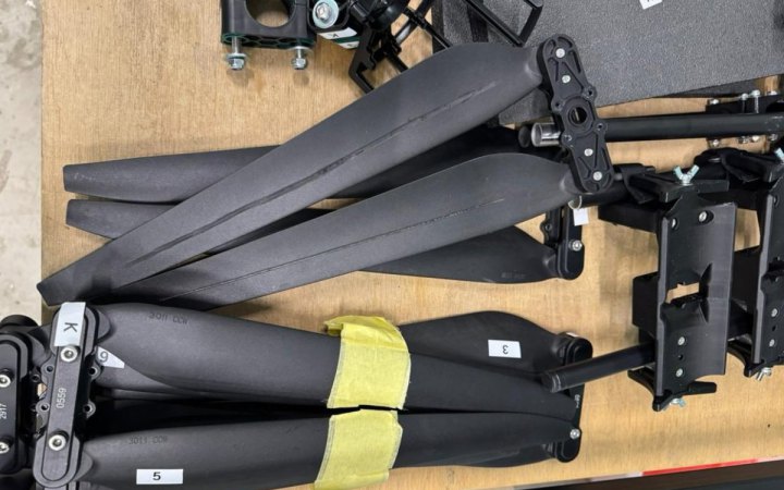 На кордоні з Румунією у мікроавтобусі виявили дрони на понад 4 мільйони гривень