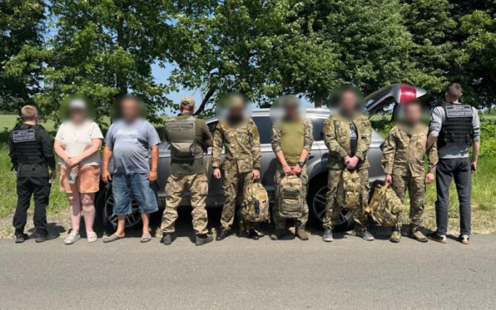 Прикордонники зупинили спробу чоловіків у військовій формі втекти за кордон