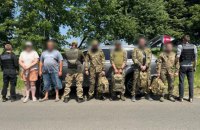 Прикордонники зупинили спробу чоловіків у військовій формі втекти за кордон