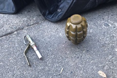 В Киеве мужчина пытался самостоятельно обезвредить гранату, привезенную из зоны АТО