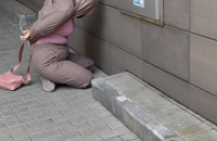 СБУ: нападниця на Стерненка була завербована торік, а в квітні почала за ним стежити