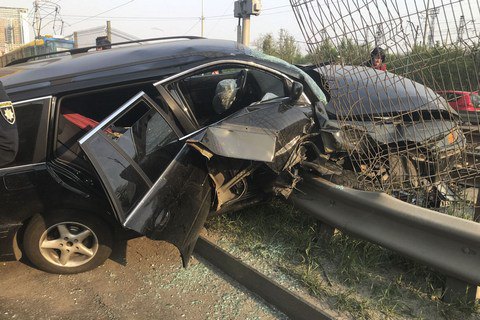 У Києві автомобіль влетів у паркан швидкісного трамвая, постраждали дві людини
