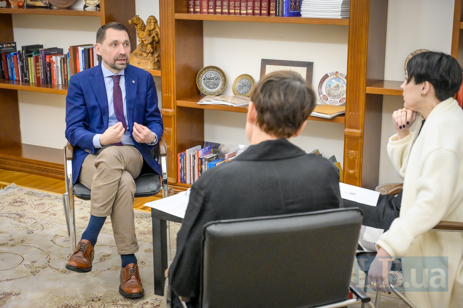 Міністр культури та стратегічних комунікацій Микола Точицький, шеф-редактор <i>LB.ua</i> Соня Кошкіна (праворуч) і редакторка
відділу «Культура» Ксенія Білаш 