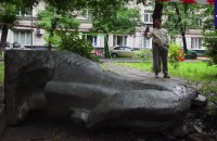 В Москве свалили памятник Ленину и оставили возле него ребус