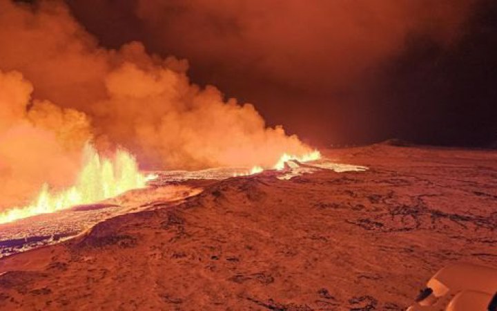 Після кількох тижнів землетрусів за кілька метрів від міста в Ісландії розпочалося виверження вулкану