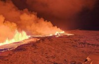Після кількох тижнів землетрусів за кілька метрів від міста в Ісландії розпочалося виверження вулкану