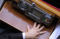 Депутаты, не поддержавшие отставку Азарова, едва не лишились места во фракции