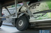 ​Грузовик едва не впечатал автомобиль в стену на Набережном шоссе в Киеве