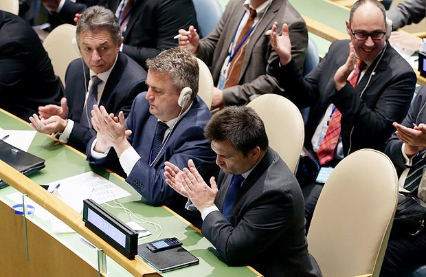 Міністр закордонних справ України Павло Клімкін (справа) та члени української делегації після голосування, на якому Україну було
обрано непостійним членом Ради Безпеки ООН, 15 жовтня 2015 року