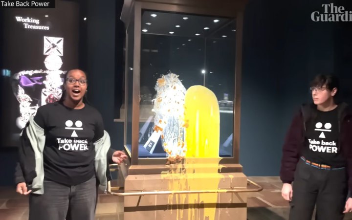 У лондонському Тауері активісти закидали їжею вітрину з королівськими коштовностями