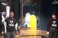 У лондонському Тауері активісти закидали їжею вітрину з королівськими коштовностями