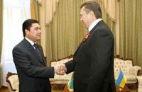 Януковичу в Туркменистане подарили элитного коня 