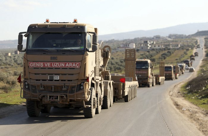 Турецкий военный конвой движется к востоку от Идлиба, Сирия, 20 февраля 2020 года.