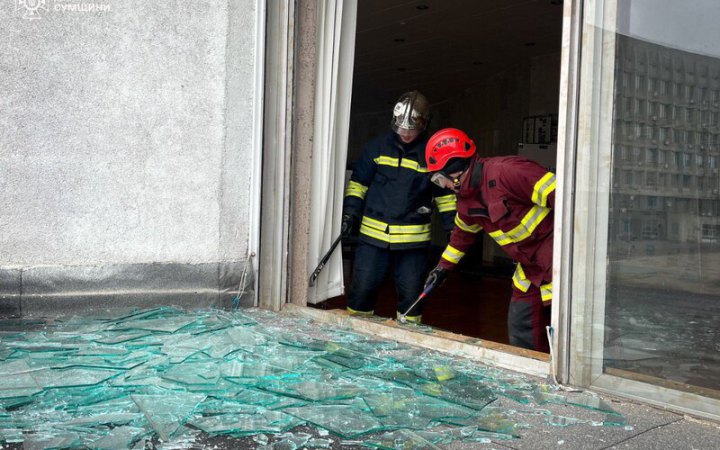 У Сумах ліквідовують наслідки ворожого удару