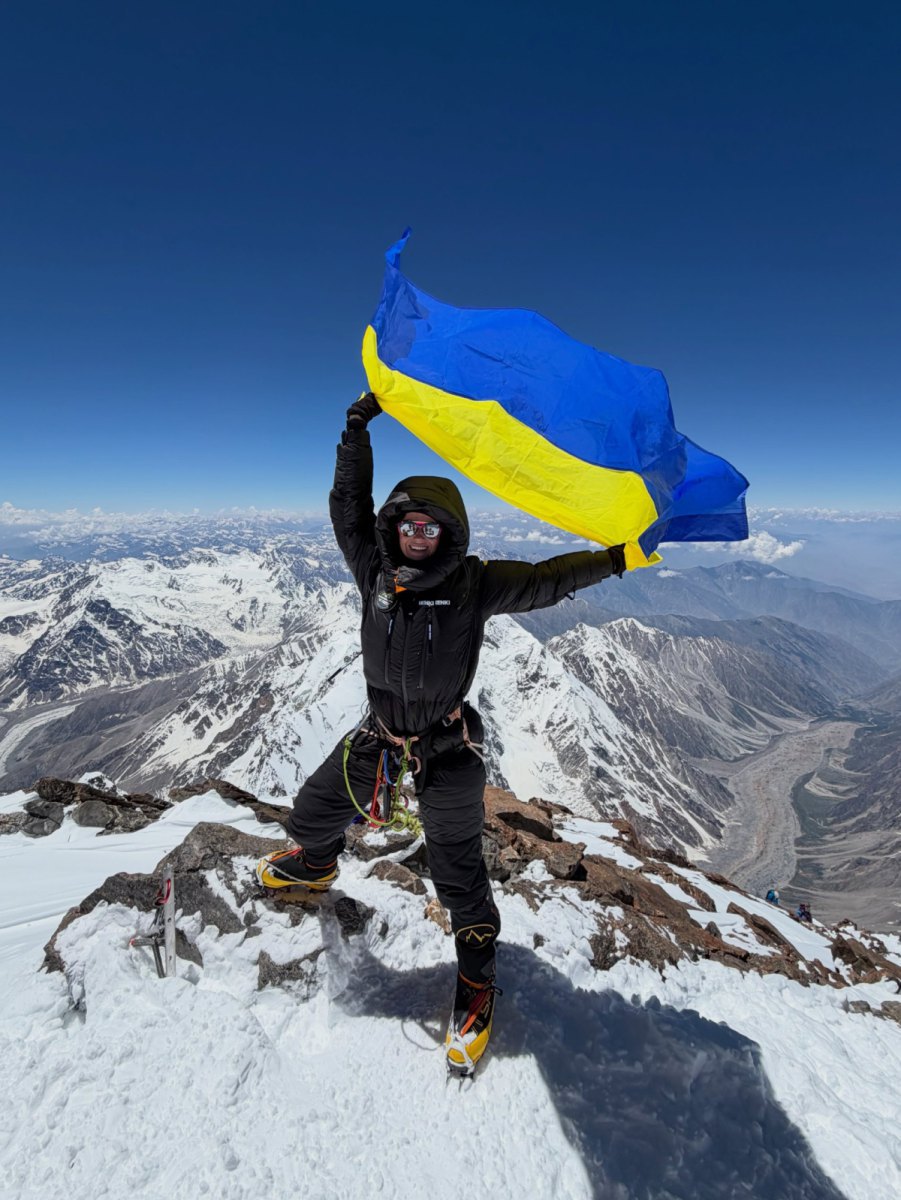 Самойлова з прапором України на одній із вершин