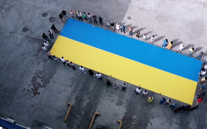 У Києві створили найбільший паперовий прапор України