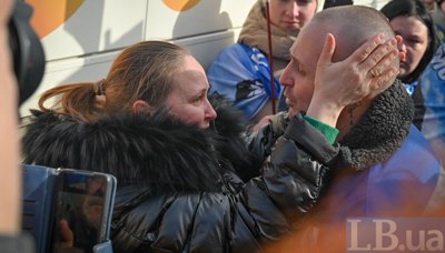 «Це – найкращий подарунок»: з полону повернулись 300 захисників і двоє цивільних 