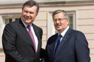​Янукович общается с президентом Польши