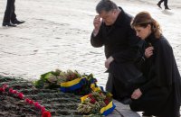 Порошенко с женой на Михайловской площади почтили память жертв Голодомора