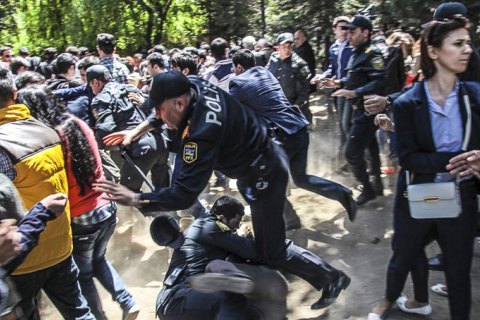 В Азербайджане о время акции протеста погибли двое полицейских
