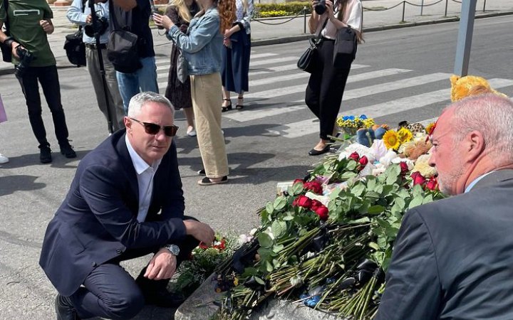 Посол Ізраїлю вшанував пам'ять жертв ракетного удару росіян по Вінниці 