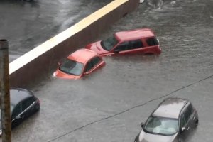Десятиминутный ливень затопил центр Москвы