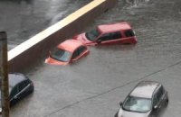Десятиминутный ливень затопил центр Москвы
