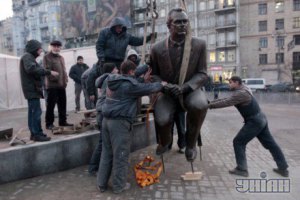 В Киеве перенесли памятник Лобановскому 