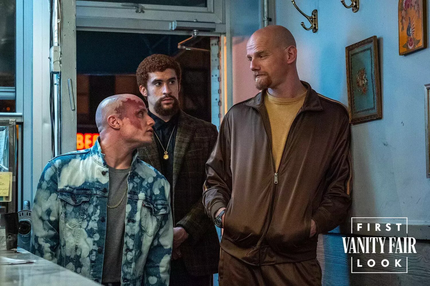 Нікіта Кукушкін, Бед Банні і Юрій Колокольніков у фільмі «Спіймати на гарячому»