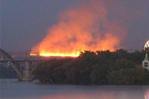 В Днепропетровске горела трава за мостом