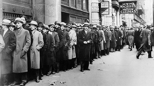 Сотни безработных в ожидании регистрации в Государственном бюро труда, Нью-Йорк, 1933.