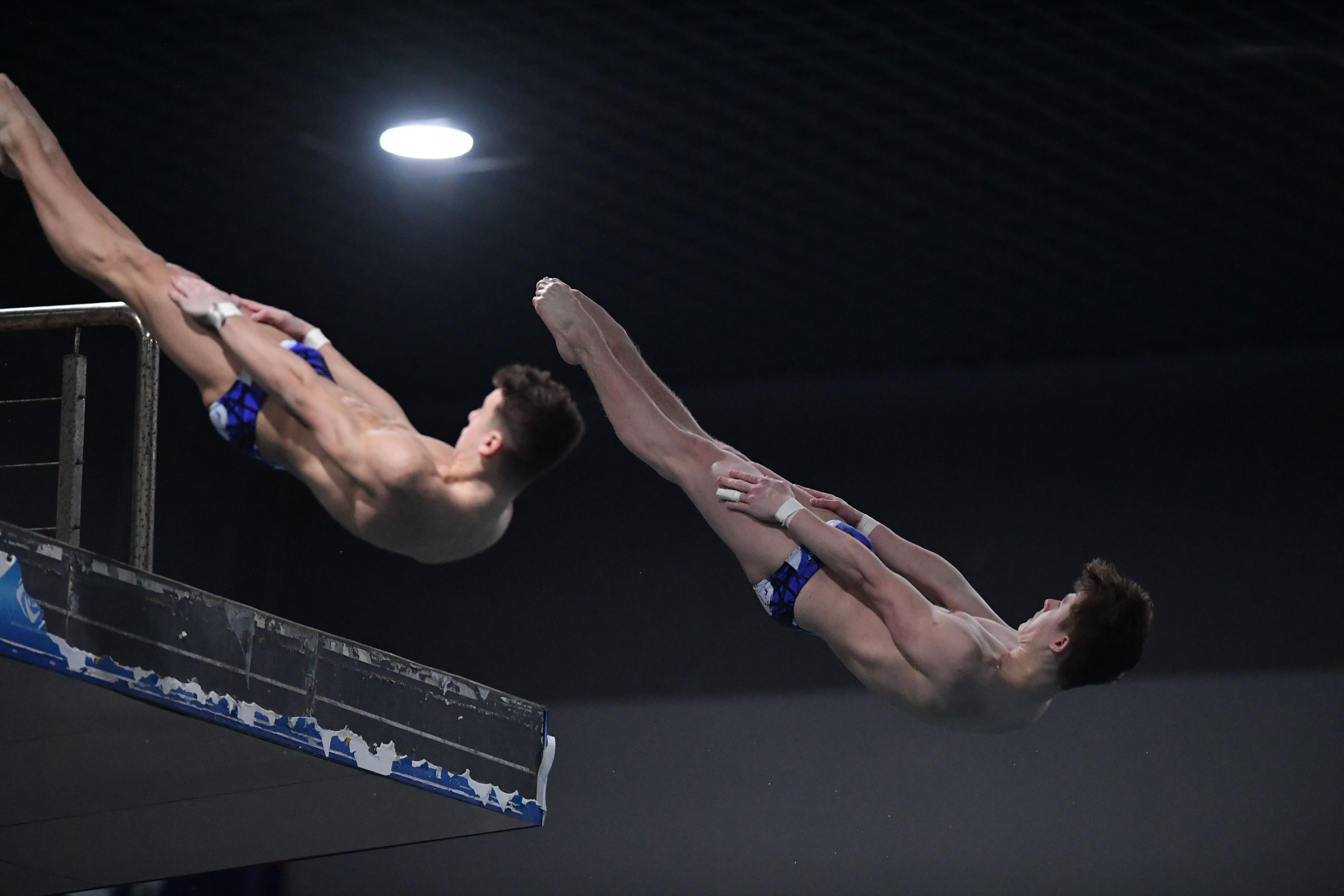 Середа й Гриценко під час стрибка