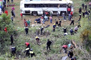 В Мексике пассажирский автобус упал в пропасть: погибли 14 человек