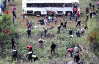В Мексике пассажирский автобус упал в пропасть: погибли 14 человек