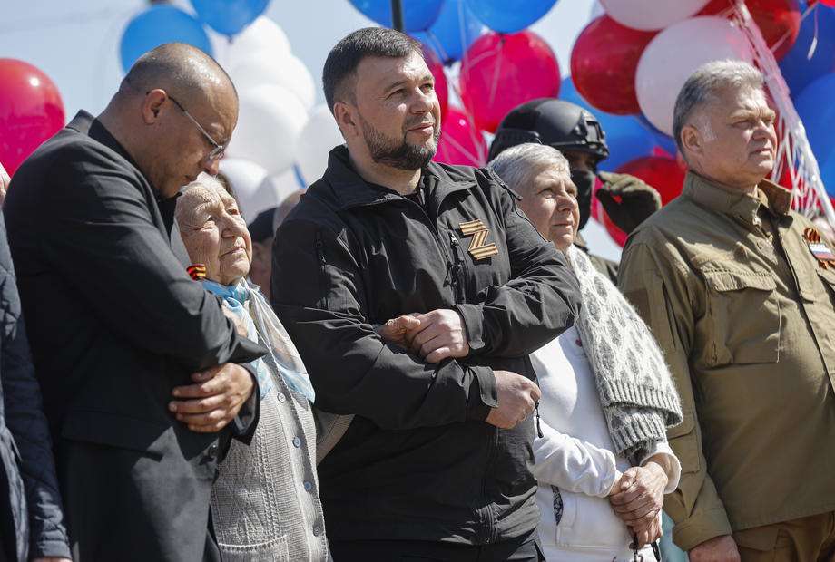 Sablin (left) and Pushylin (center) during the march on 9 May 2022 in Mariupol.