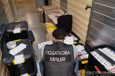 ДФС в Києві провела 10 обшуків в місцях реалізації фальсифікованих тютюнових виробів