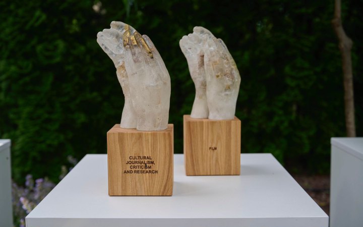 ​Авторка LB.ua Юлія Манукян тримала відзнаку премії  Women in Arts 2025