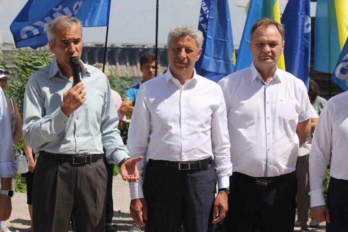 Юрий Бойко ( в центре) представил кандидатов-мажоритарщиков от ОПЗЖ в Запорожской области, Александр Пономарев - справа.