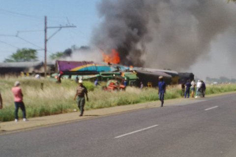 Более 10 человек погибли в ЮАР после столкновения поезда с грузовиком