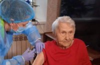 104-річна одеситка отримала друге щеплення від COVID-19 заради поїздки до Польщі