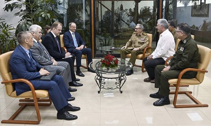 Секретар Ради безпеки Росії Микола Патрушев під час візиту на Кубу, де зустрівся з лідером країни Раулем Кастро, березень 2023. 