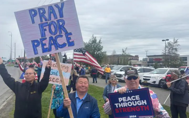 Прихильники Трампа влаштували "мітинг за мир" в Анкориджі