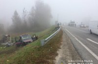 Грузовик "догнал" и столкнул с дороги микроавтобус с рабочими во Львовской области