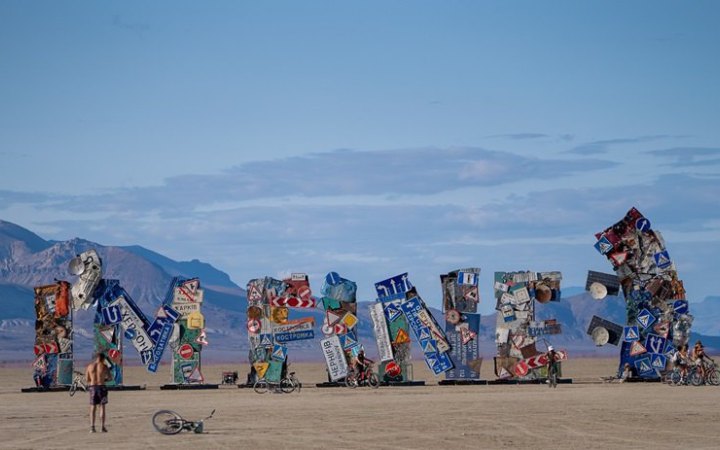 На фестивалі Burning Man презентували інсталяцію "Я в порядку" з дорожніх знаків, що постраждали від обстрілів